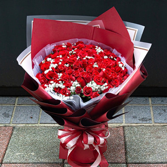 99 roses symbolize long-lasting love. 99 bright red roses, paired with baby's breath, are like the deep love between lovers.